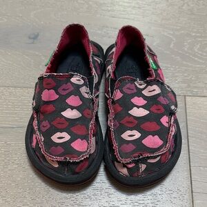 Kids’ Sanuk Sidewalk Surfer Donna Lil Icon Black Multi Kiss Shoes